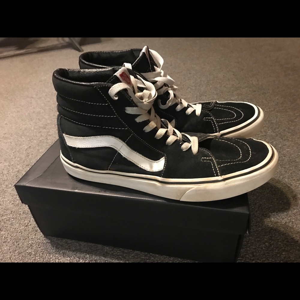 Vans Hightop’s Men’s Black Size 10 off the wall